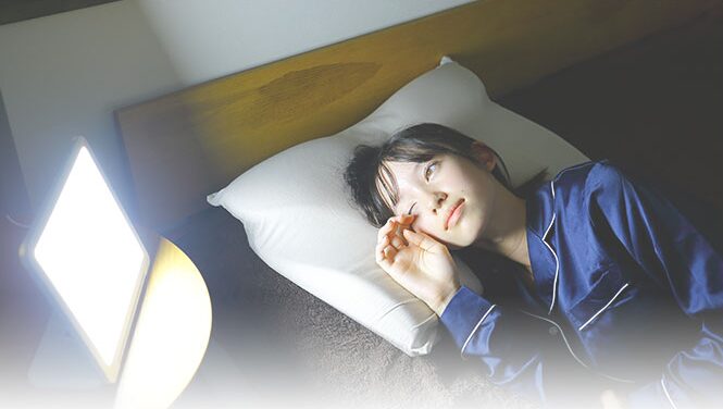 ずれた睡眠リズムを整える最も効果的な方法は、朝は十分な明るい光を浴び、夕方以降は薄暗い環境で過ごすことです。